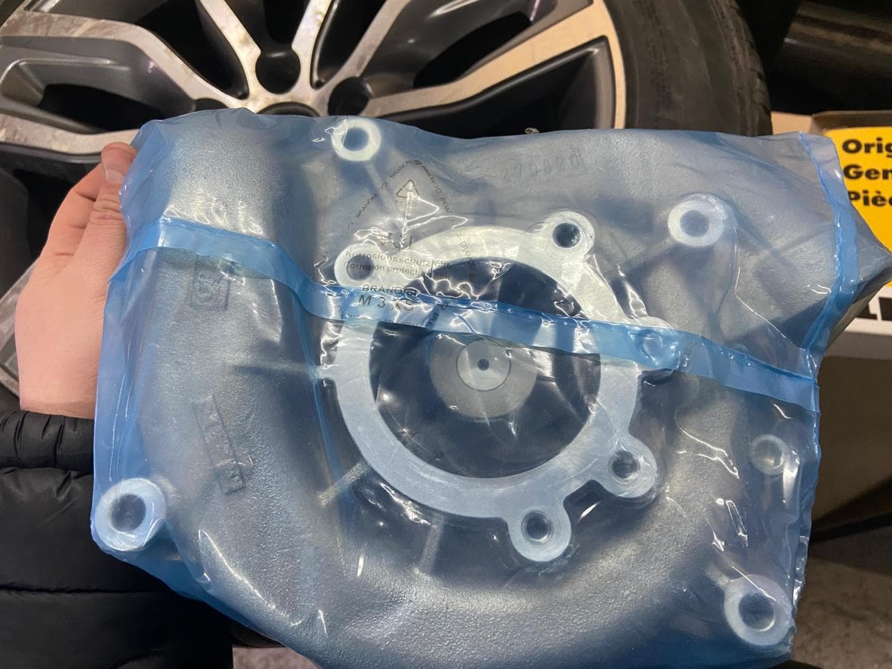 Помпа (RK Water Pump with Fastening) для liebher