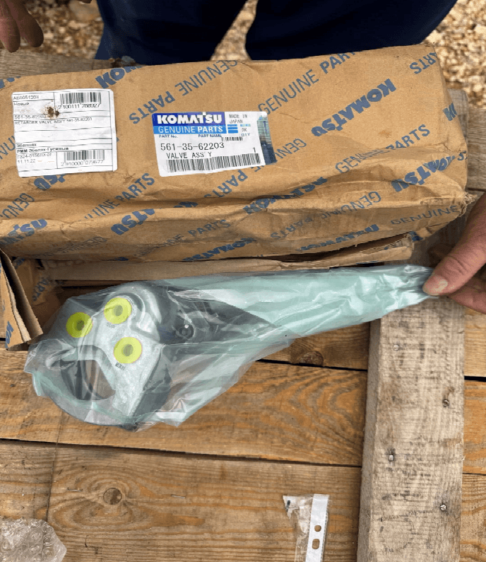 Клапан в сборе Komatsu 561-35-62203